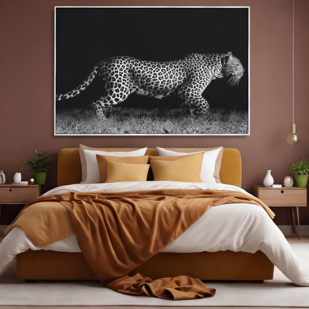 Tablou canvas cu tablou canvas cu jaguar nocturn, in rama de aluminiu argintiu, pe perete intr-un dormitor